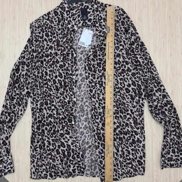 H&M leopard Print Button up - size Large - Picture 2 of 5
